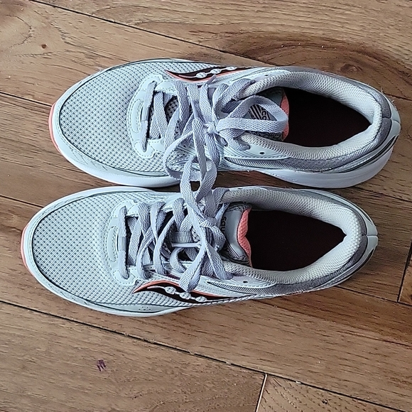 Womens tennis shoes size 8 - Picture 3 of 3